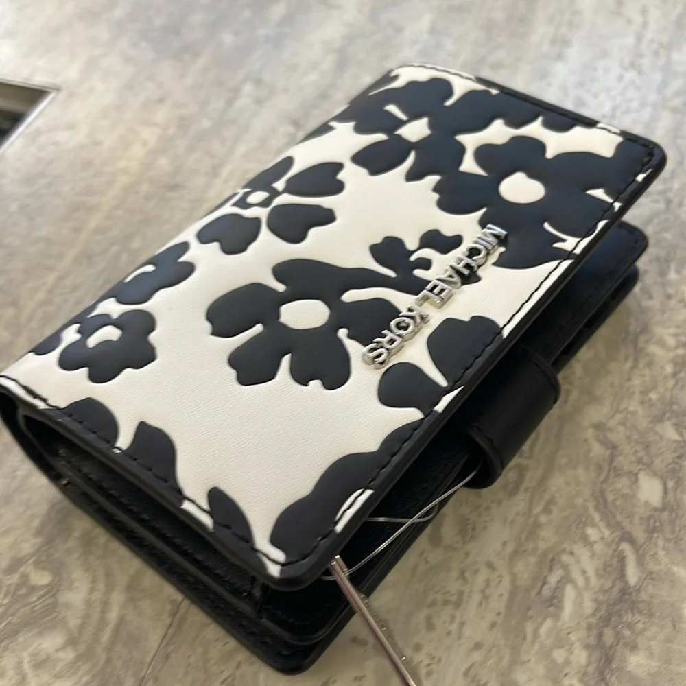 Michael Kors Jet Set Medium Floral Print Bi-Fold Wallet
Black 
NWT - Picture 8 of 16